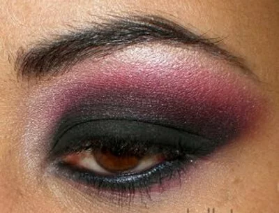 Simple pink & black smokey eye makeup style