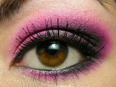 Sexy hot pink makeup style – deep pink eyeshadow with black eyeliner
