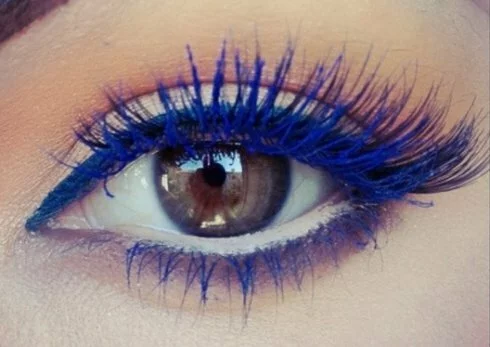 blue mascara makeup look